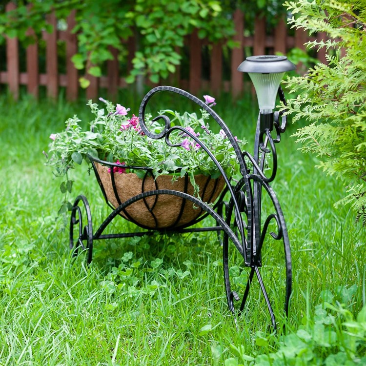 Кованый велосипед для сада