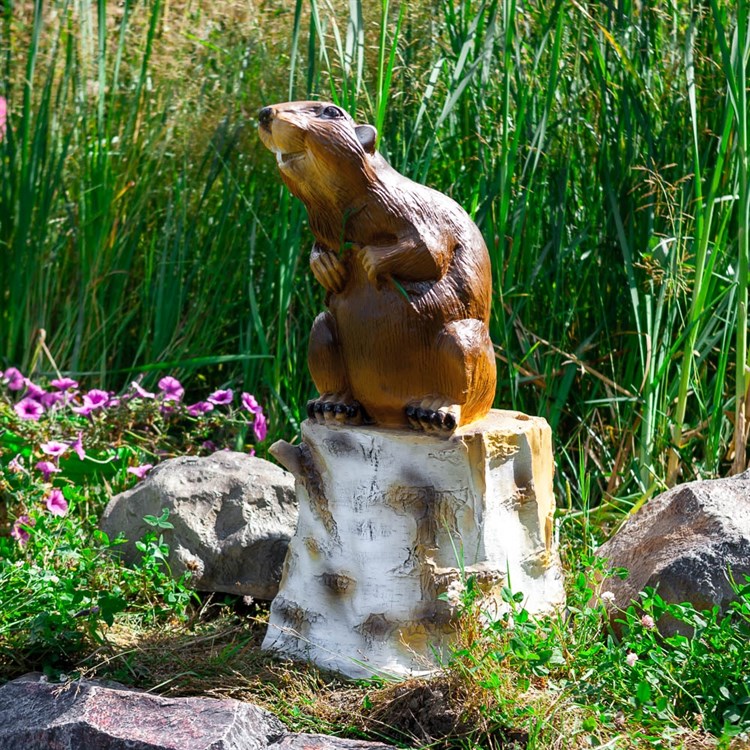 Садовая фигура бобер на пне