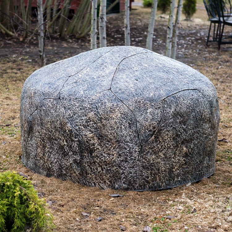 Крышка люка валун