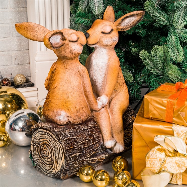 Декоративная фигура зайцы на пне