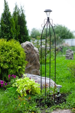 {{photo.Alt || photo.Description || 'Шпалера для сада с фонарем'}}