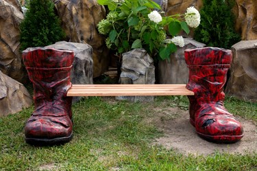 {{photo.Alt || photo.Description || 'Лавочка с кашпо Сапоги U07412 стеклопластик и дерево'}}