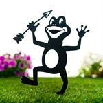 лягушка со стрелой в саду