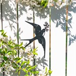 ласточка в саду