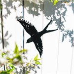 ласточка в саду