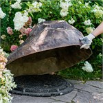 садовый камень‑крышка для люка из стеклопластика