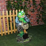 Фигура лягушка с лопатой