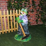 Садовая фигура лягушка с граблями