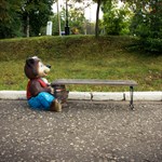 Парковая скамейка медвежонок