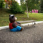 Скамейка уличная медведь с бочкой