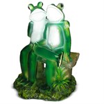 садовая фигура лягушки на скамейке