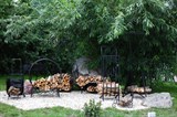 Кованые дровницы для сада и дачи