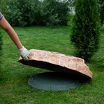 Крышка люка камень U07204