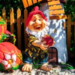 Садовая фигурка гном с клубничкой Садовая фигурка гном с клубничкой