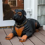 Фигура собаки для сада 