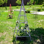 Кованая опора для растений