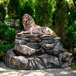 Фонтан-водопад из стеклопластика Лев на скале U08588 высота 105см U08588 - фото 57431