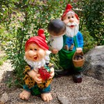 Фигурка для сада Гном с клубникой F07766 - фото 57846 Фигурка для сада Гном с клубникой F07766 - фото 57846