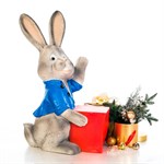 Фигура декоративная заяц с подарком