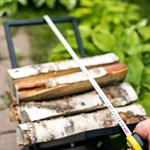 вместительная дровница