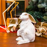 заяц в новогодней покраске