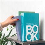 подставка для книг на полке