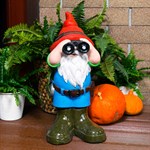 гном с биноклем для сада